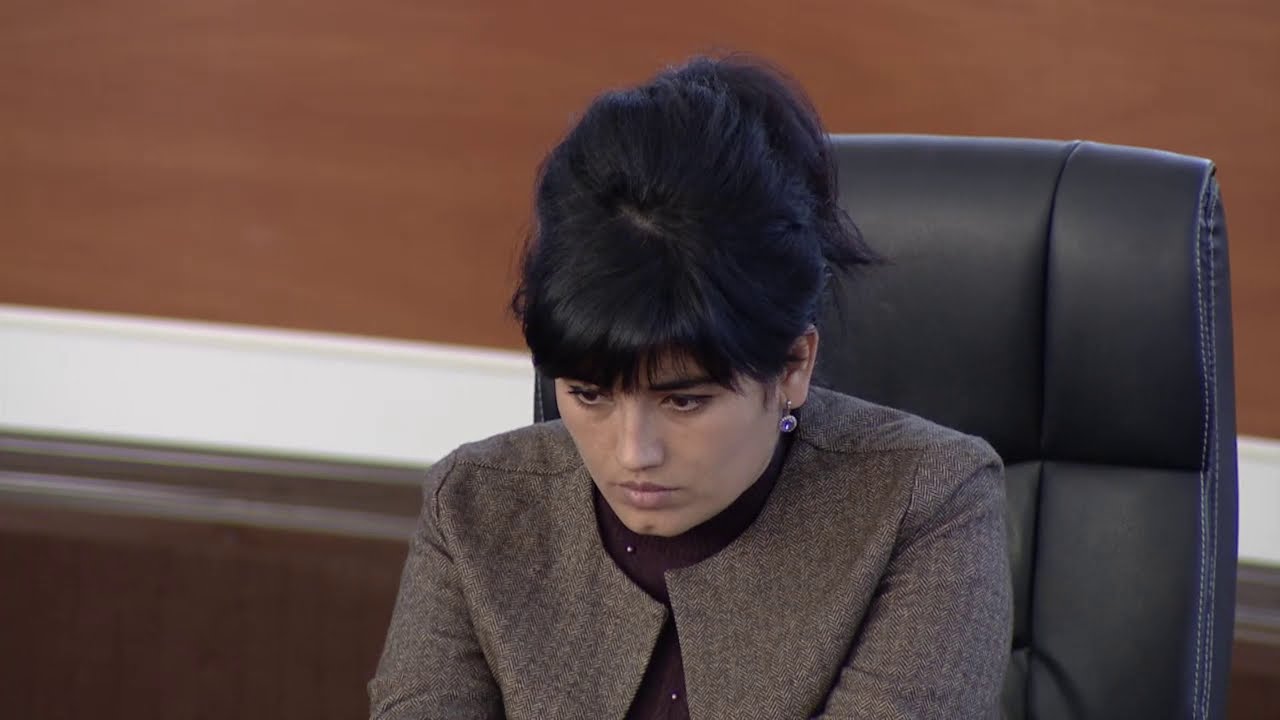 Суд хонаи карздорро гирифта ба корманди Бонк дод.
