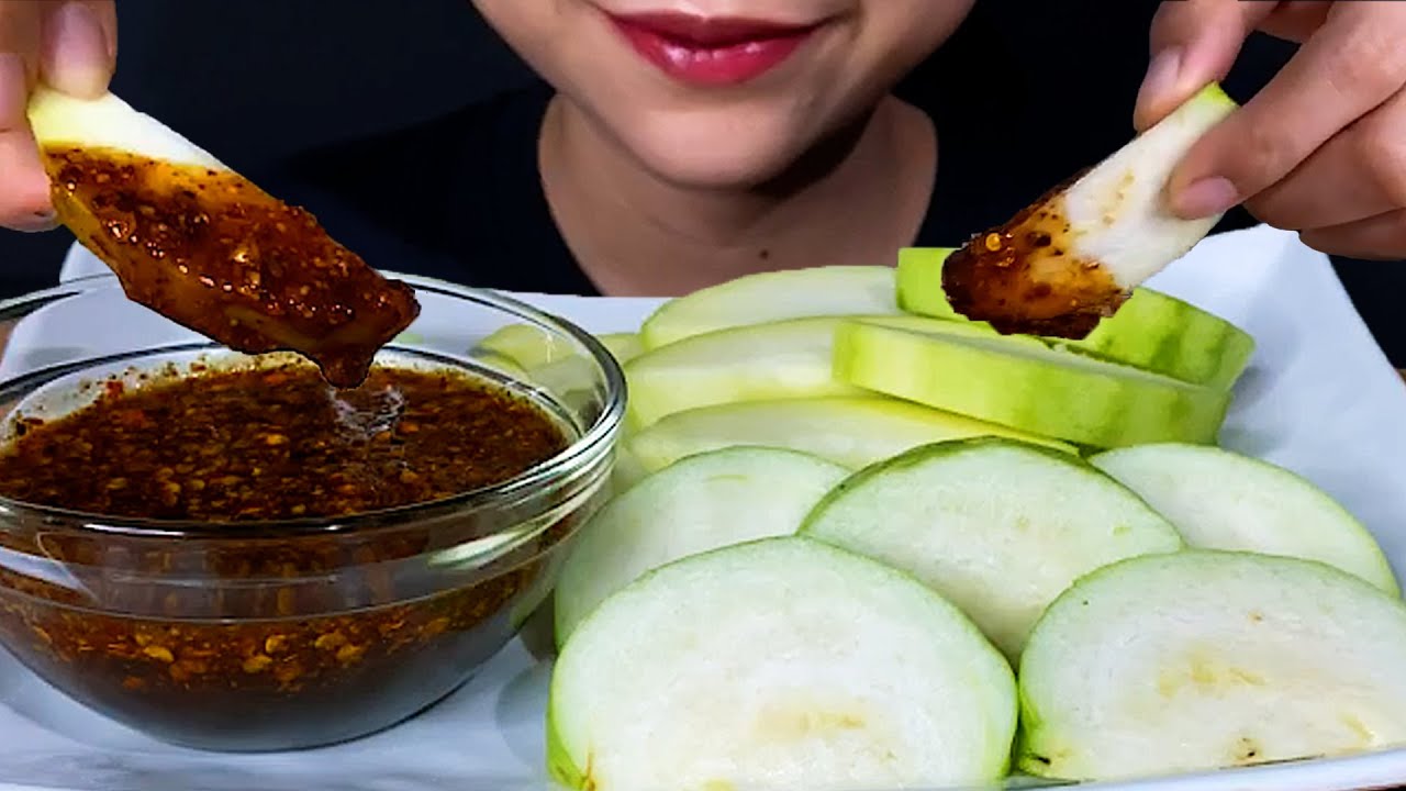 ASMR Eating Fresh Fruits ( Natural Mango, Natural Green Guava With Chili Sauce ) ( EXTREME CRUNCH )
