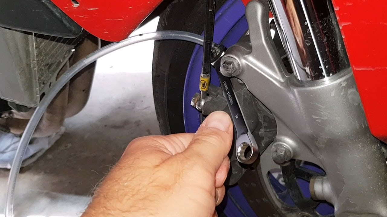 Entretien moto ZX7R pour sortie circuit : bilan huile moteur, purge freins avant et astuces !