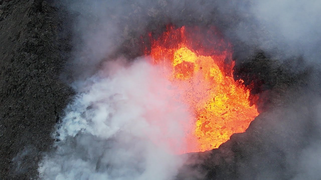 Crater Walls Slide! Drone peeks into boiling crater. Sundhnukur 9 Eruption July 31 #Iceland 4K Drone