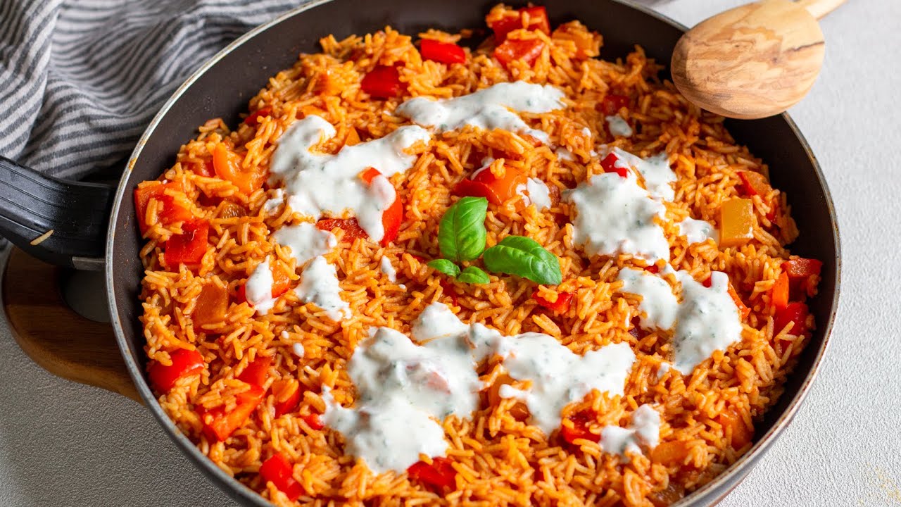Paprika-Reis-Pfanne mit Joghurt-Knoblauch-So&szlig;e &ndash; schnell & vegetarisch