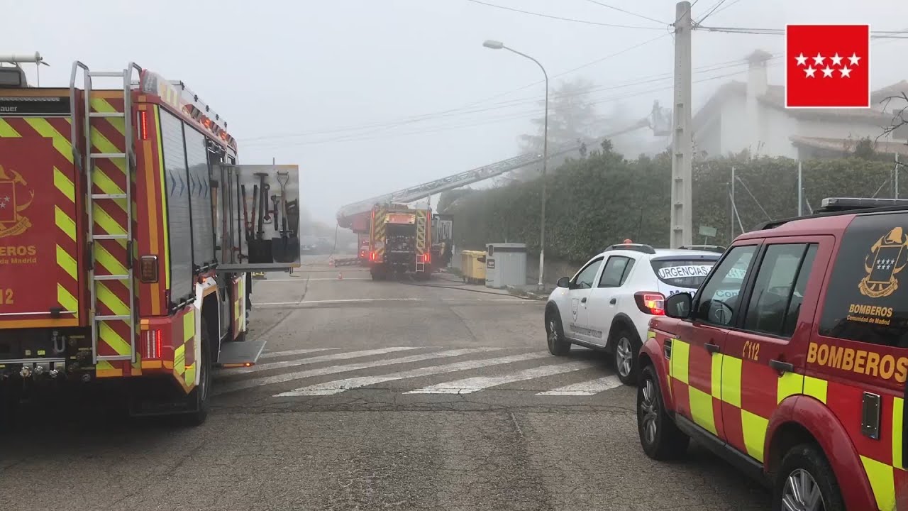 Bomberos controlan un incendio de chimenea en un chalet de Valdemorillo