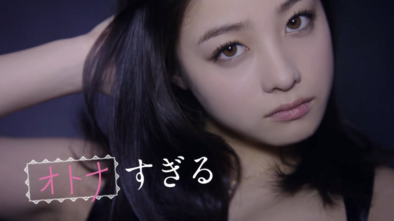 オトナすぎる橋本環奈が色っぽく見つめる　初の商品デザインでは“画伯”っぷりも　目薬『ロートリセ』CM&メイキングムービー