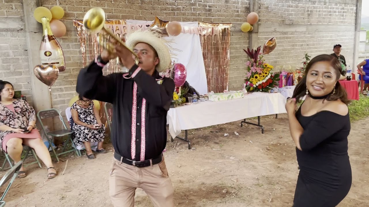 EL TROMPETISTA ALEGRE BAILA CON DOS HERMOSAS POBLANAS Banda NK arma el ambiente Progreso PIAXTLA