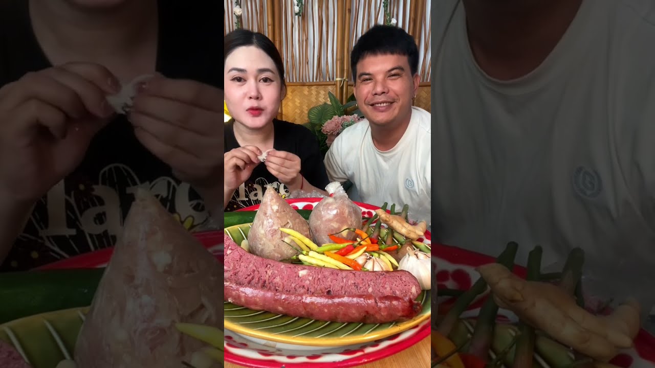 หม่ำหมูอบร้อนๆ แหนมหนังหมูข้าวเหนียวร้อนๆ กินกับพริกสด กระเทียม อร่อยมาก