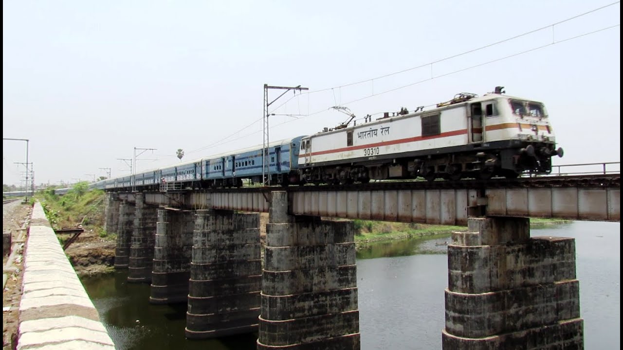 12542  Sant Kabir Dham SF Express crossing Kaloo Bridge !!