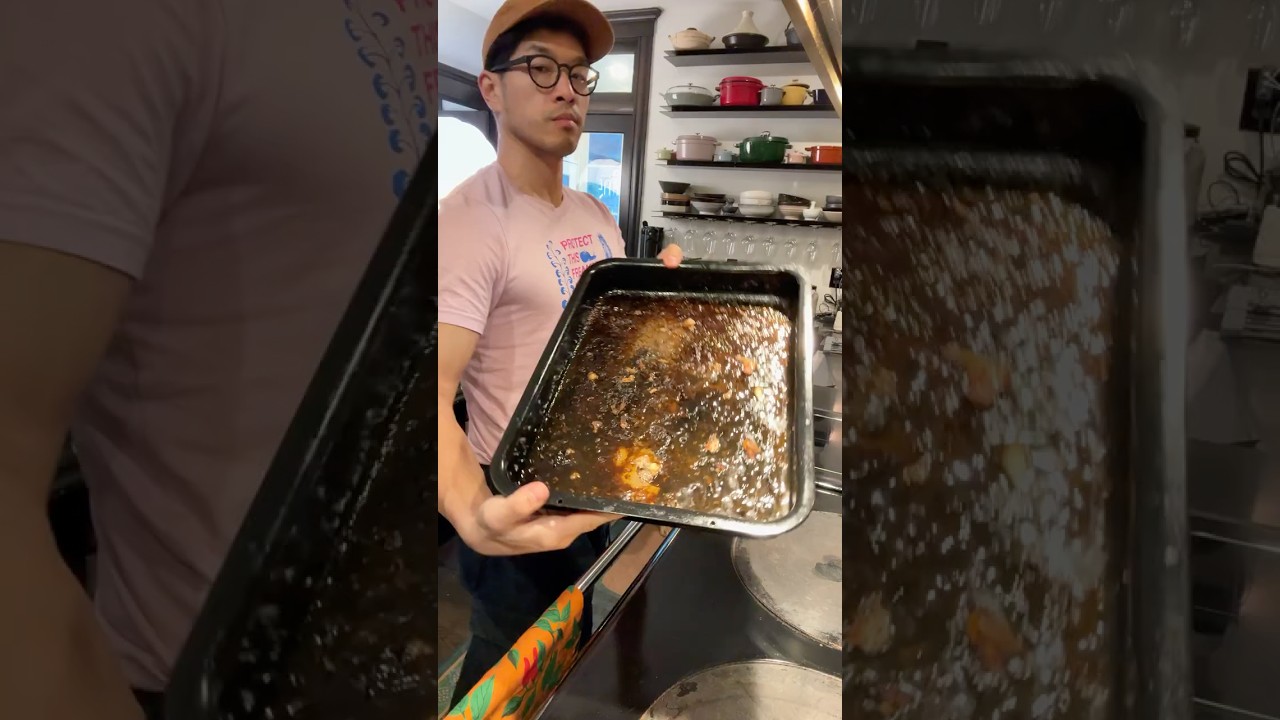How to make gravy using pan drippings from roast turkey