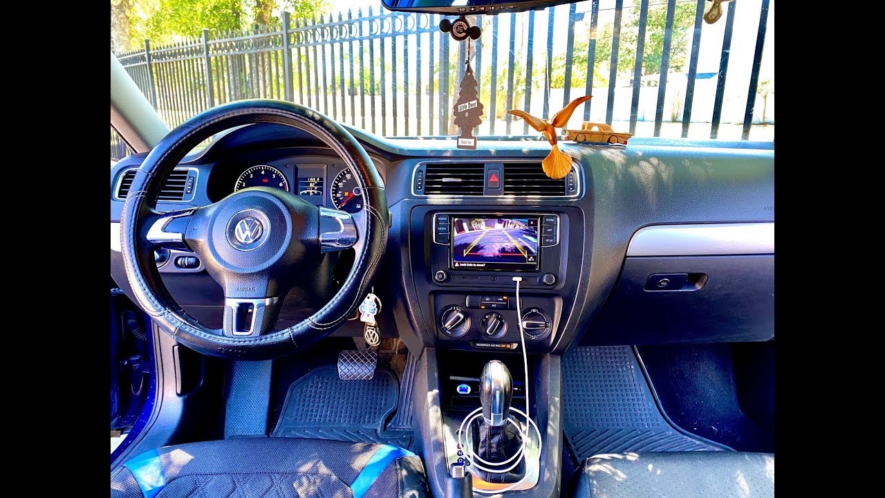 Замена и установка магнитолы с камерой заднего вида, Apple CarPlay (RCD330, RCD360) VW Jetta MK6