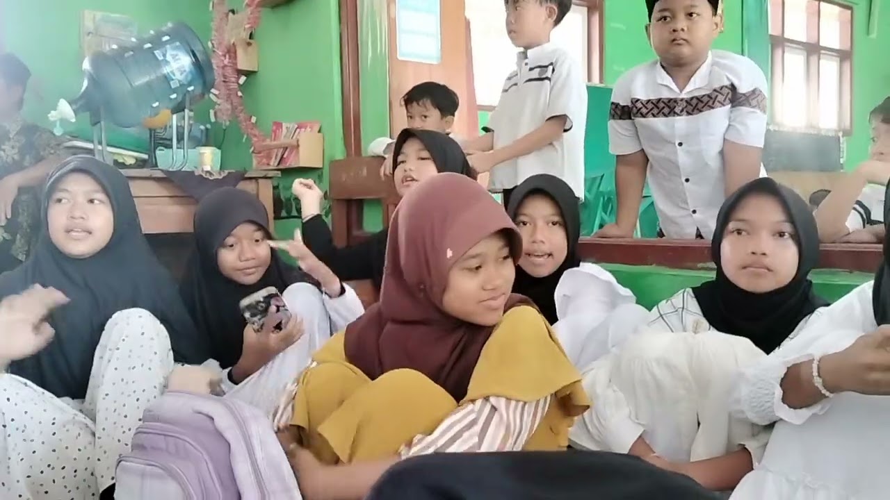 Penampilan hadrohh kelas 5 SDN 5 BENCULUK. Dalam rangka isrok mik roj 
