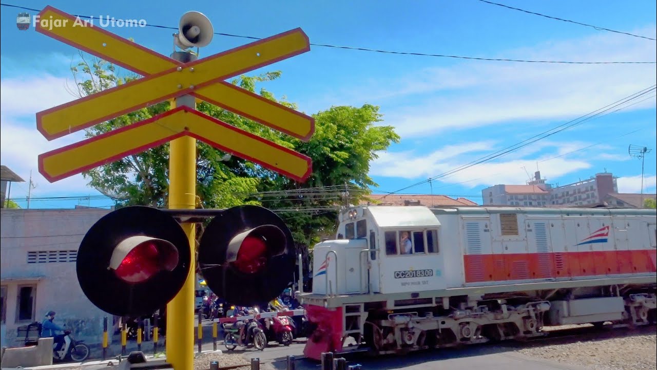 Perlintasan Kereta Api Kediri ~ Kediri Railroad Crossing Train