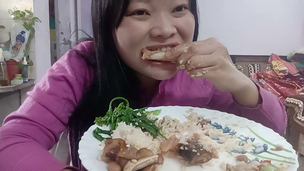 Eating pork trotters with kholar🍛