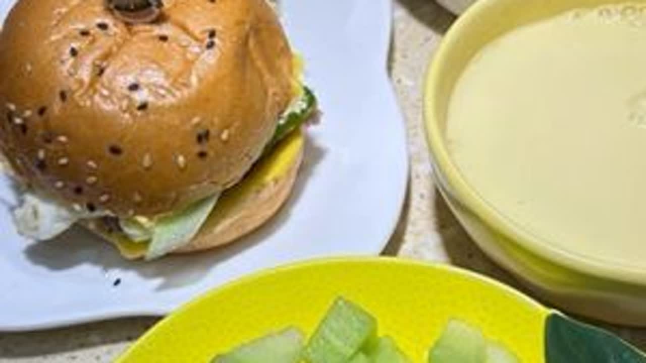 80后陪读妈妈，每天早起给两个高中生做早饭，今天吃芝士肥牛汉堡，搭配牛奶玉米汁，怕不够吃，又用微波炉热了个奶酪饼，吃完饭弟弟带姐姐去上学。#陪读妈妈 #记录真实生活 #爱生活爱美食