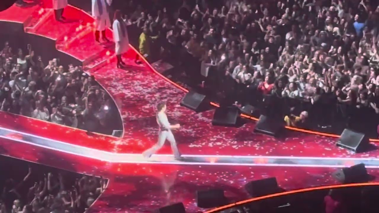 Bohemian Rhapsody By Benson Boone With Brian May Live @ 02 London November 4th 2025
