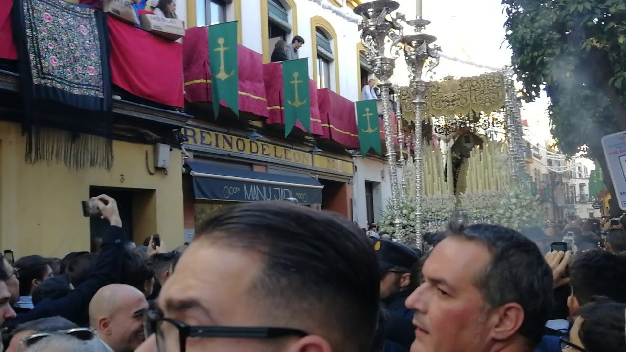 Esperanza de Triana procesion extraordinaria a su paso por la caye pureza