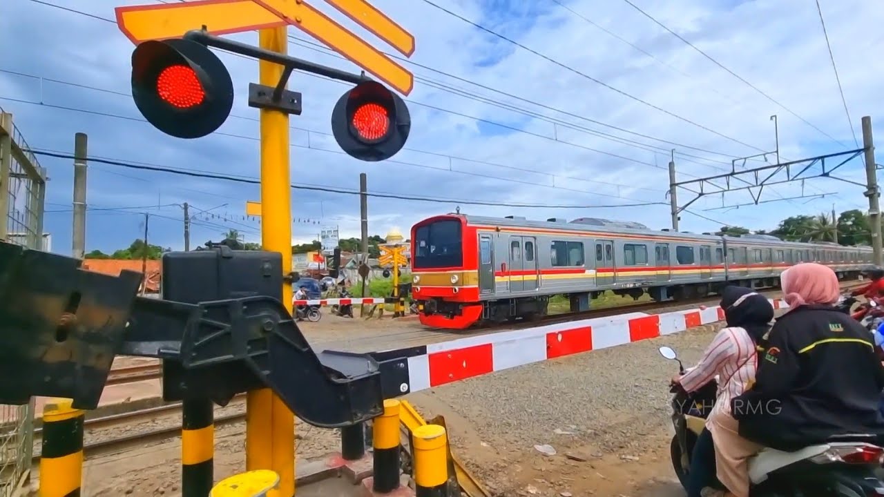 Berhenti Menghalangi Perlintasan Kereta Api KRL Stasiun Tenjo