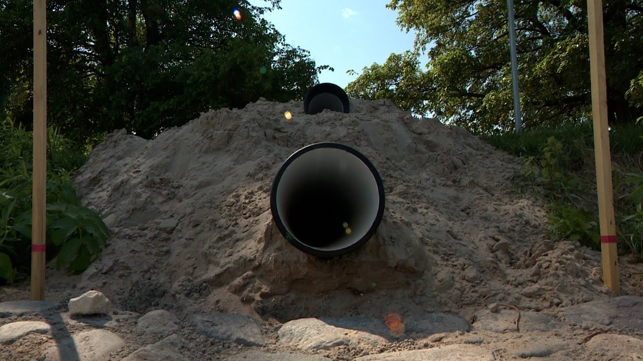 Kāpēc Lucavsalā, Daugavas krastā, no zemes spraucas divas vaļējas notekcaurules?