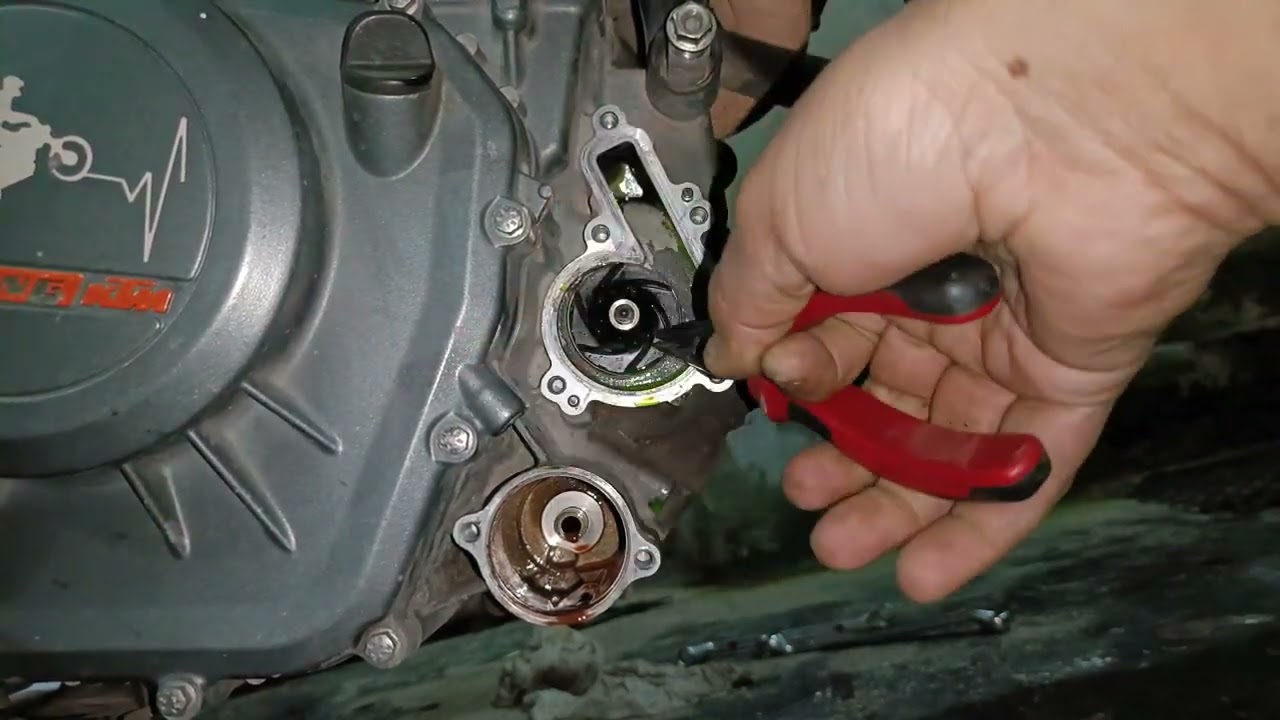 Part-2 water pump seal change in ktm duke #ktm #duke#duke390 #ktmduke #waterpumpoilseal