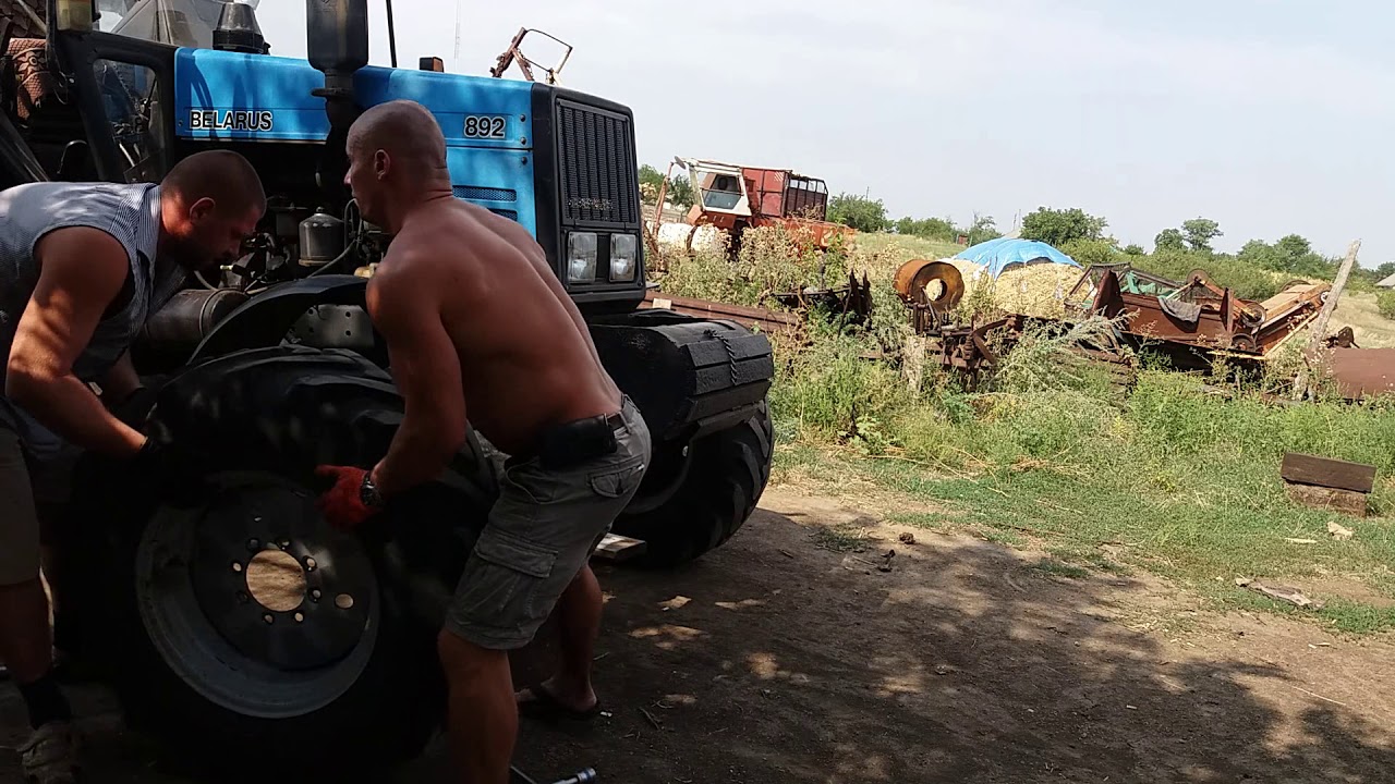 МТЗ 892 спустило колесо в поле