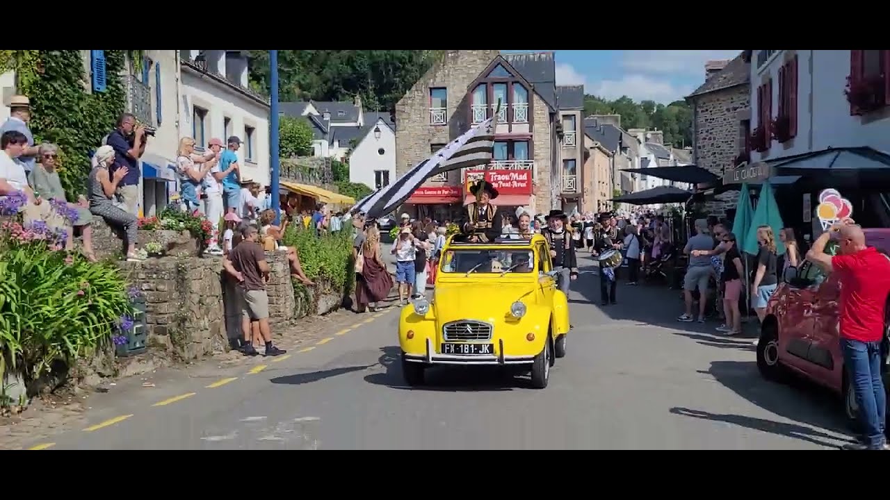 Le défilé des 120 ans de la fête des fleurs d'ajoncs à pont aven