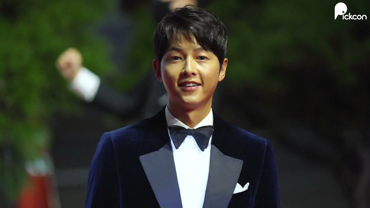 건강하게 태닝한 피부의 송중기(Song Joong-ki) 2021 부산국제영화제 레드카펫 211006