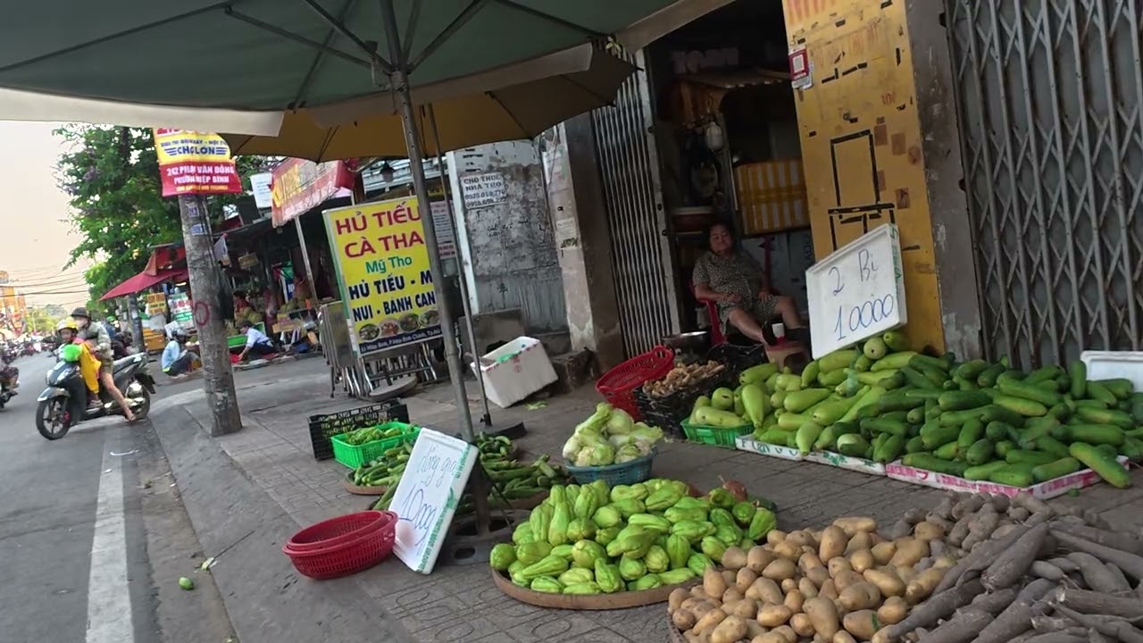 Take  A Walk Around The Spontaneous Street Market On The Road #vietnamtravel #market #vietnamcountry