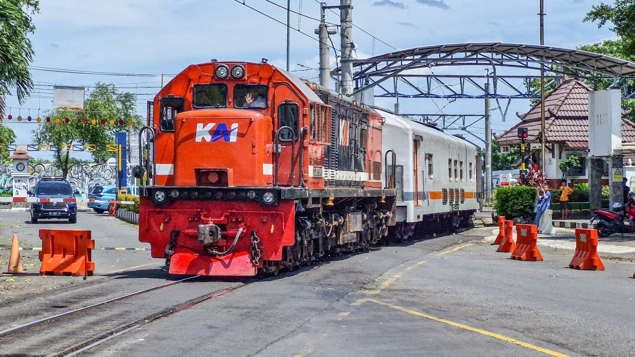 PASUKAN KERETA SIANG PADATI STASIUN TERBESAR DI YOGYAKARTA!! Perlintasan Stasiun Tugu Yogyakarta