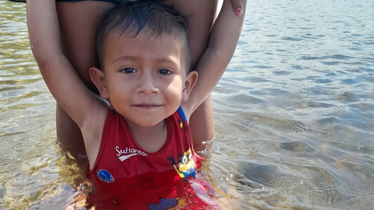 en el río de Zamora bañando