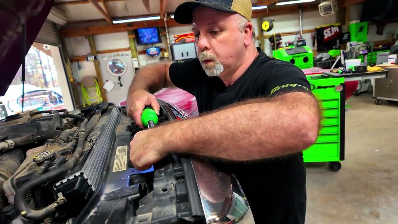 Повреждена передняя часть F-250