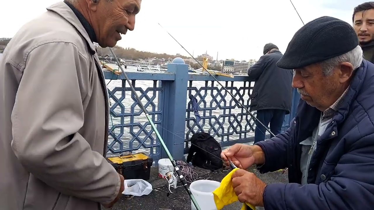 Karaköy -Eminönü Galata köprüsünde Balık tutanları seyrettim.