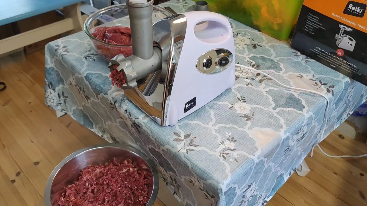 Hirven jauhelihan valmistus  /  preparation of minced moose meat