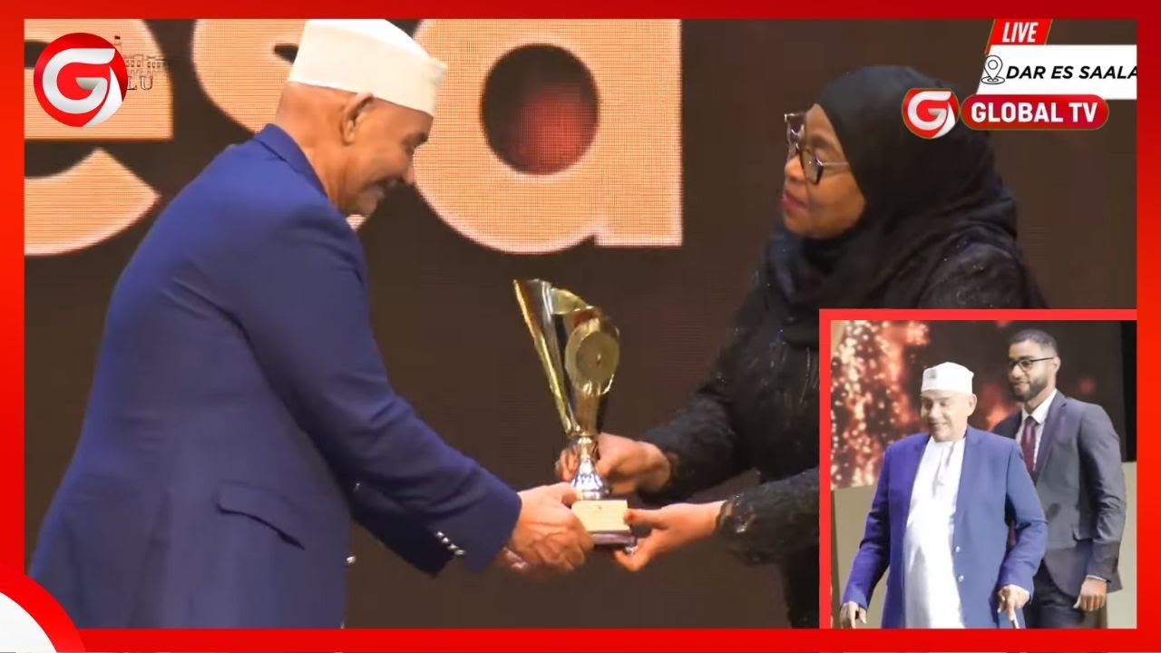 TAZAMA MZEE BAKHRESA ALIVYOSIMAMA KUKABIDHIWA TUZO na RAIS SAMIA KWA ULIPAJI KODI...