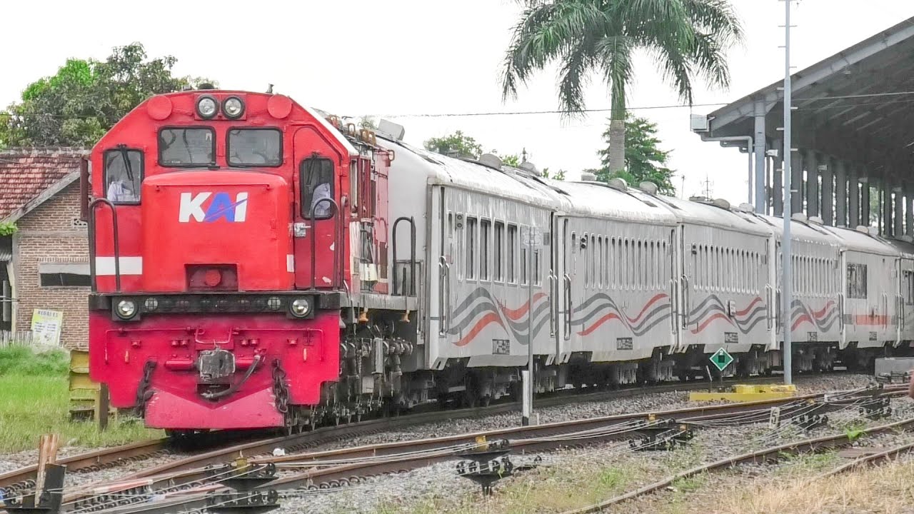 GAGAH ! LOKOMOTIF CC 201 MERAH MILIK DEPO JEMBER MENARIK KERETA TAMBAHAN GAMBIR MALANG
