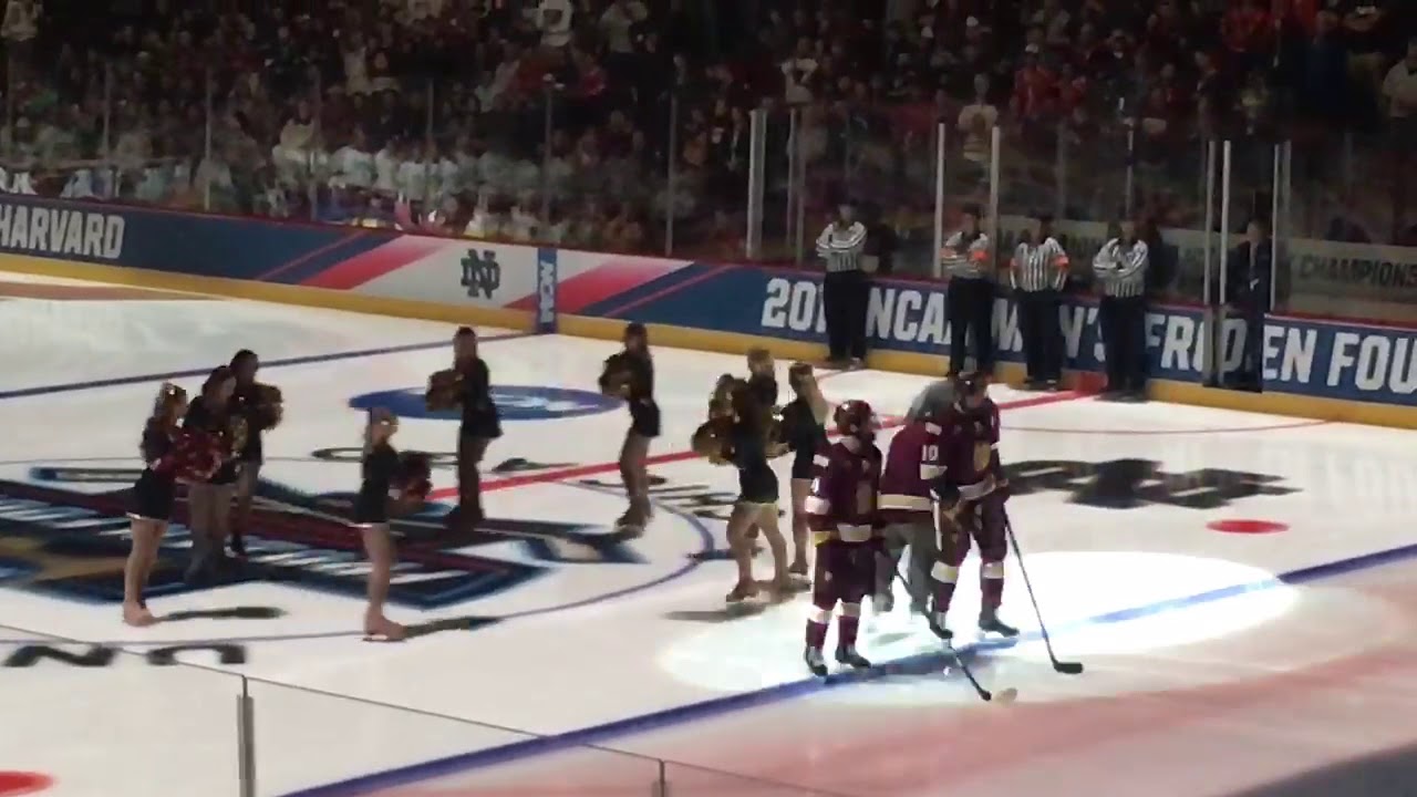 UMD Hockey Cheerleaders at the Frozen Four in Chicago! (2017)