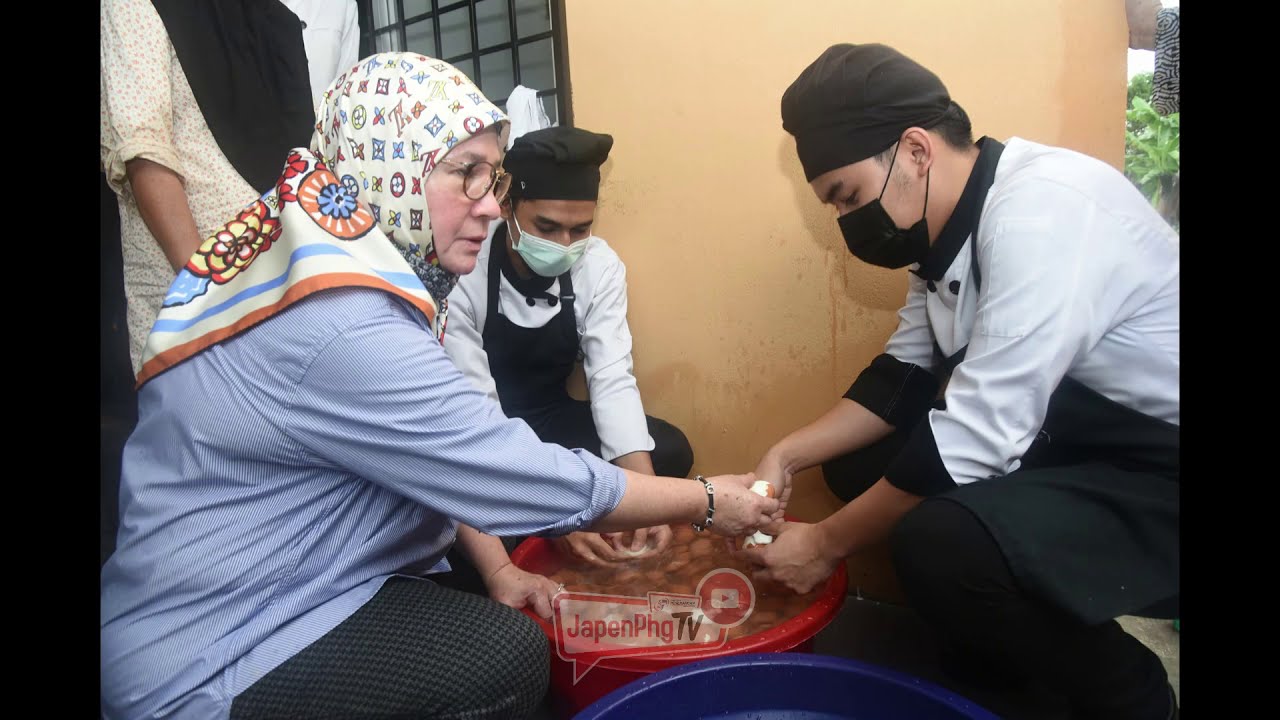 SENTUHAN AIR TANGAN KDYMM RAJA PERMAISURI AGONG