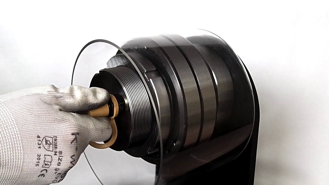 Dismounting spherical roller bearing from tapered shaft using the oil injection method