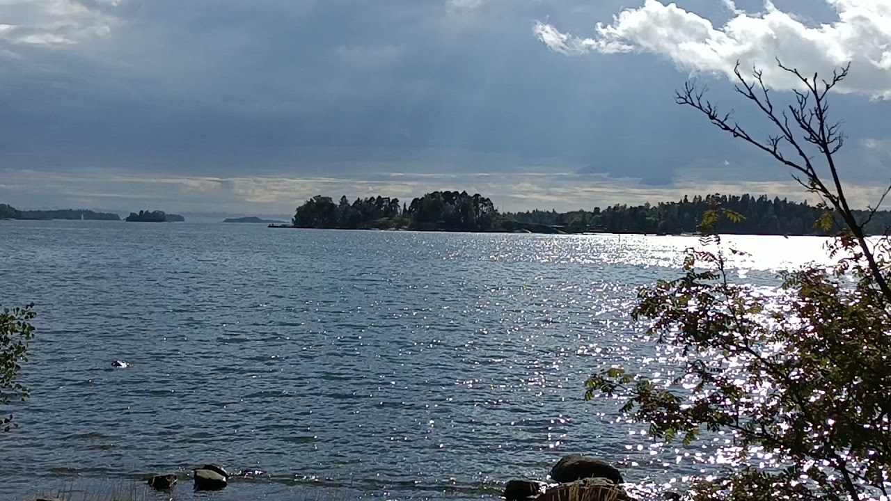 Tyyni meri toivottaa hyv&auml;&auml; y&ouml;t&auml;.