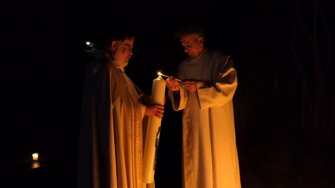 Elemente der Osternacht-Feier 2020 in St. Martin Zorneding - mit Osterkerze und Segnung Osterfeuer