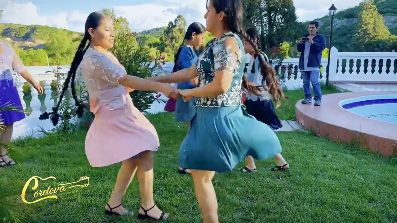 Los Hermanos Córdova y sus melodías - Carnavalito Valluno (Official Video)