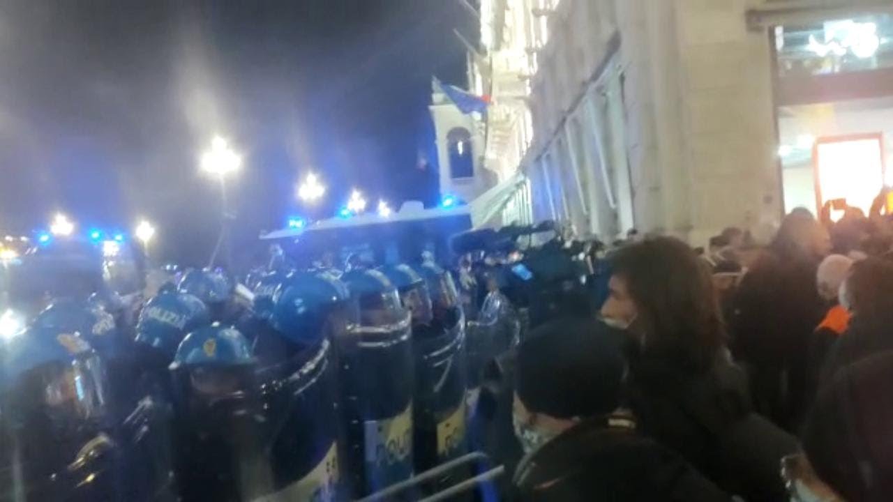 No Green pass, tensione all'entrata di piazza Unità