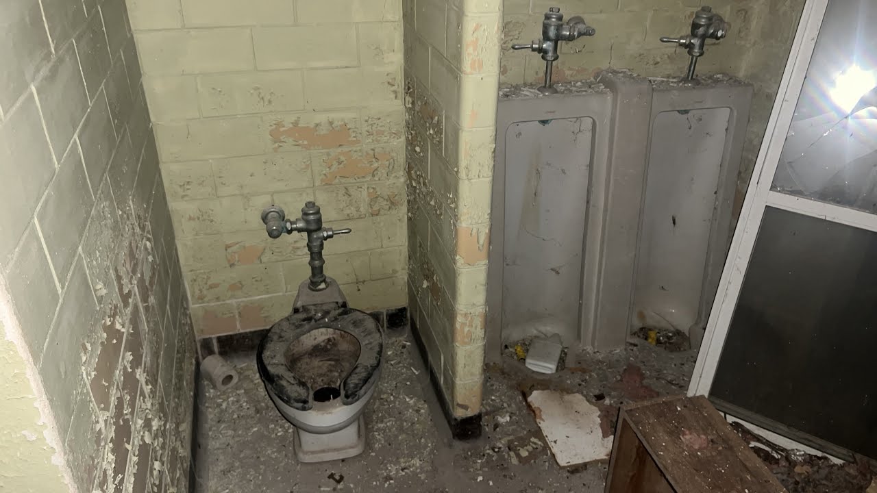 Abandoned Crane Purton Toilet and Sanitor Urinals!