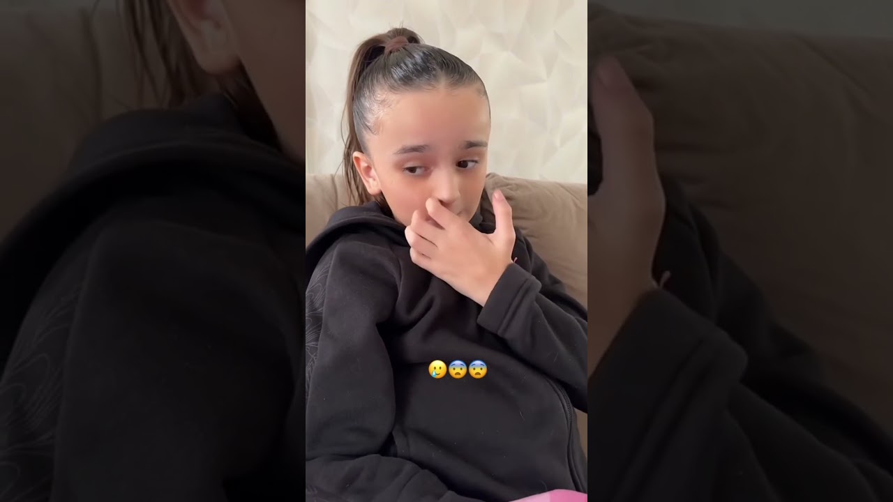Elle Est coinc&eacute;e 😭😱 #shortvideo #merefille #humour #betises
