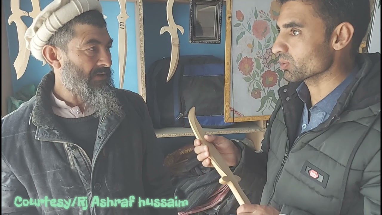 چترال میں ارطغرل غازی کی تلواروں کی دکان اور مشہور پکوڑوں کی دکان ضرور دیکھیں