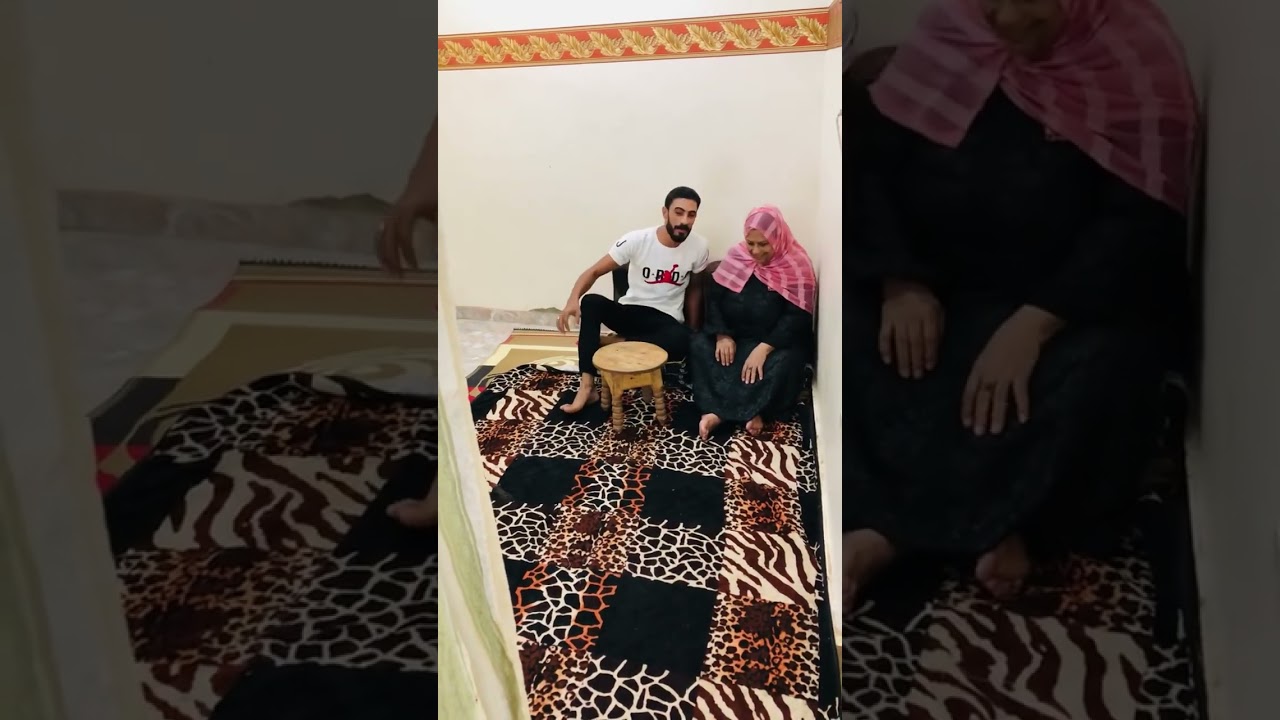 اول لما حماتها دخلت عليهم شالت الاكل من قدامها ولكن رد فعل الزوج مفاجي