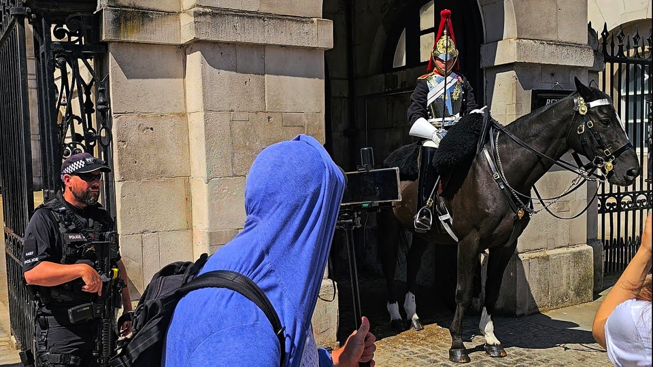 POLICE TELL IDIOT YOUTUBER TO MOVE THEN HORSES ARE WATERED at Horse guards!