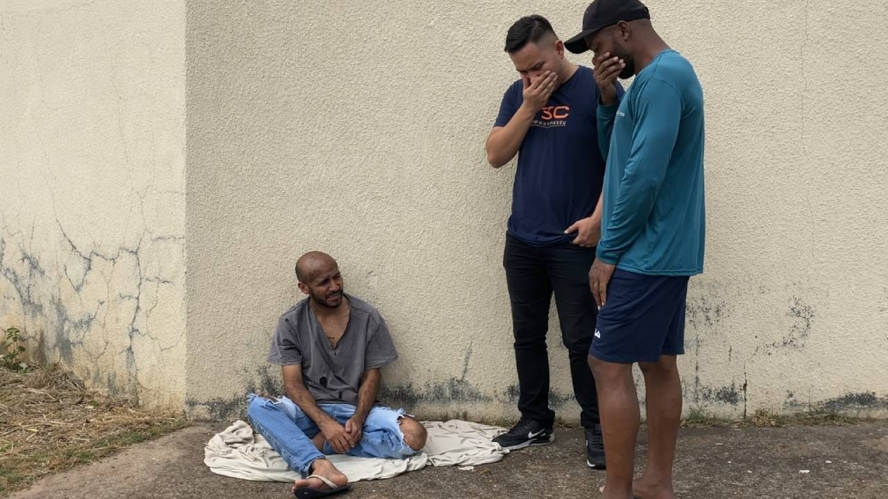 Un Empresario encuentra a su Amigo viviendo en la calle… y algo sorprendente sucede.