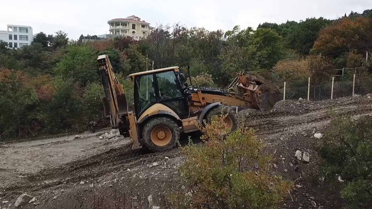 Экскаватор CAT 434 в работе. Крым.