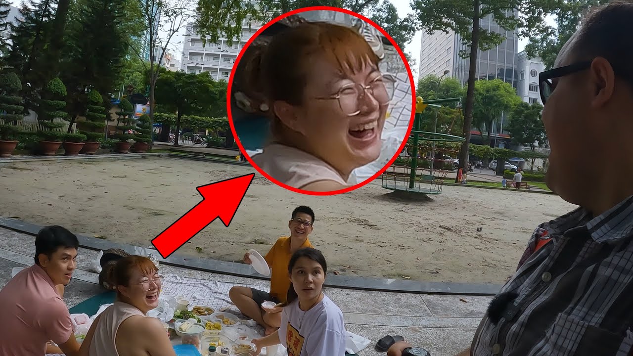 Surprising Locals by Speaking Vietnamese | Ông Tây Nói Tiếng Việt ở Saigon