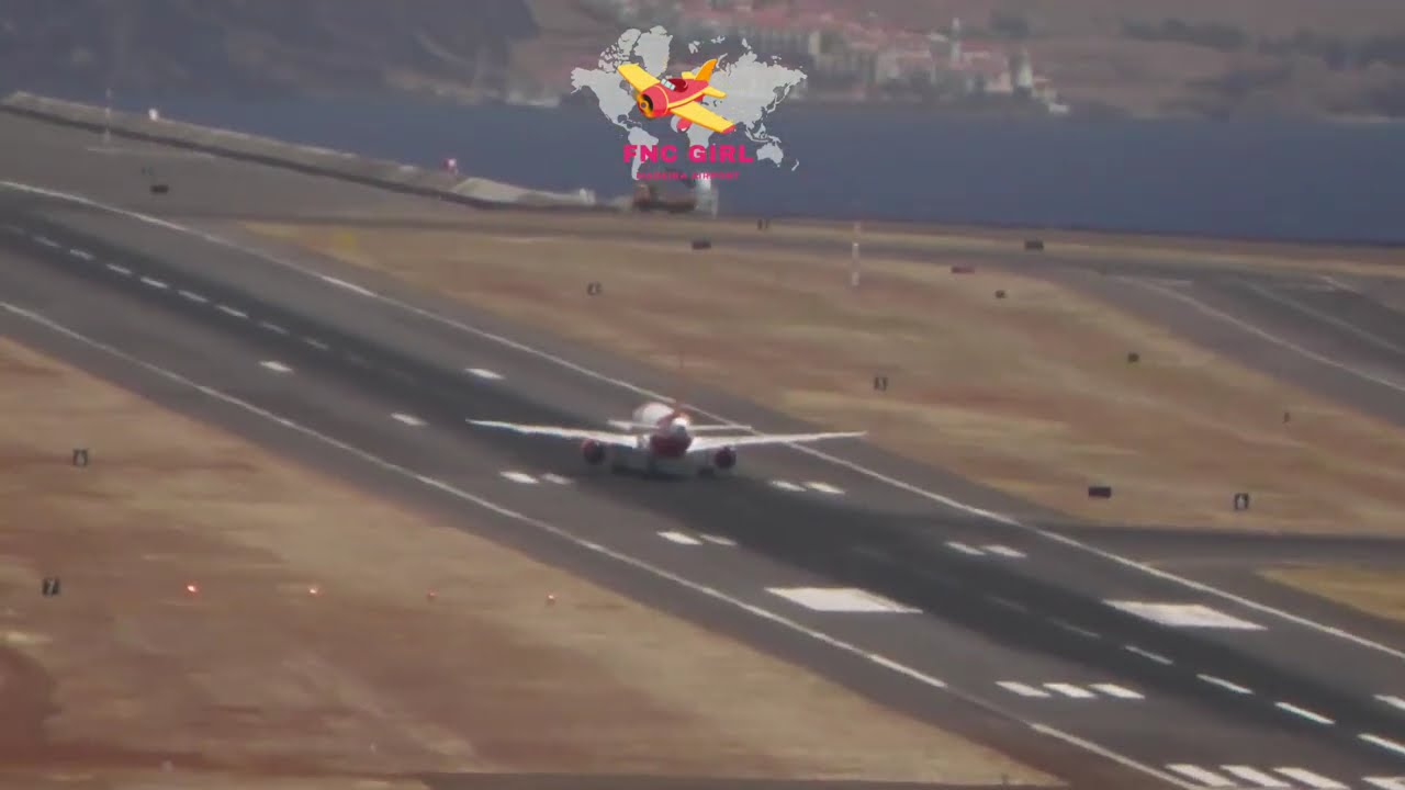 Powerful EasyJet Takeoff in Madeira &ndash; Runway 05 (2X speed)