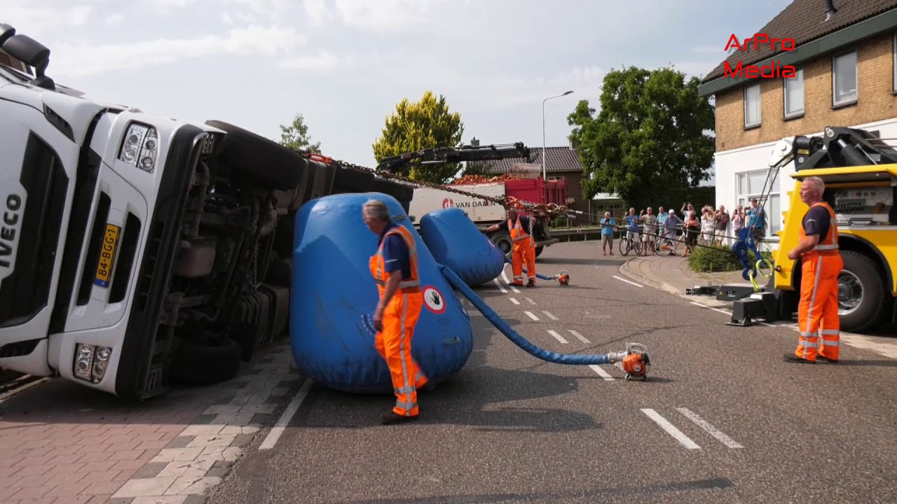 Huissen  -  Vrachtwagen mist bocht ?