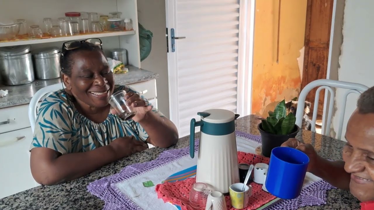 Mais uma vídeo n o canal arrumando a casa e lavando roupa glória a Deus deixa os comentários 